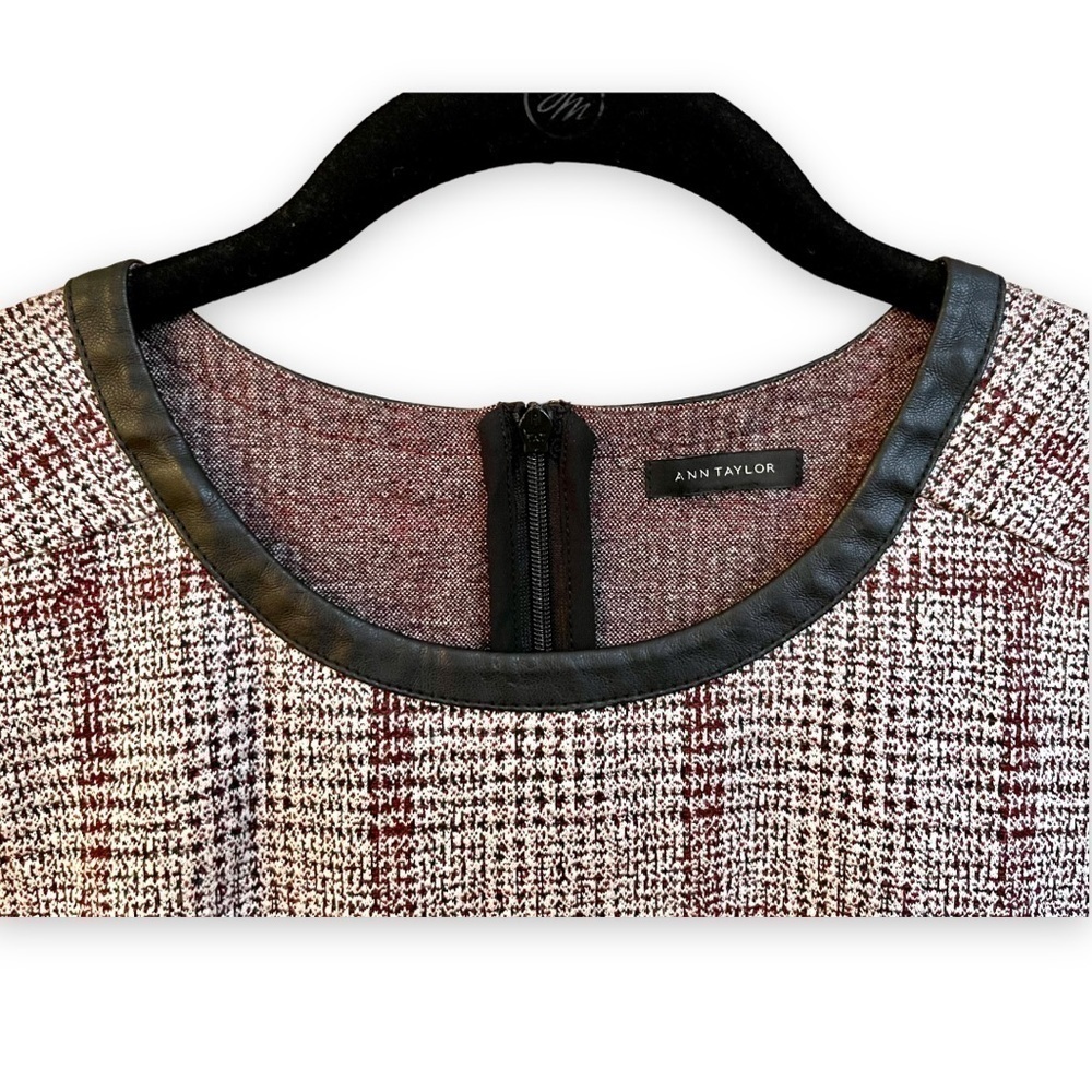 ANN TAYLOR, PLAID JACQUARD TUNIC. VERSATILE, SHORT SLEEVE TOP WITH LEATHER TRIM. - Picture 3 of 5